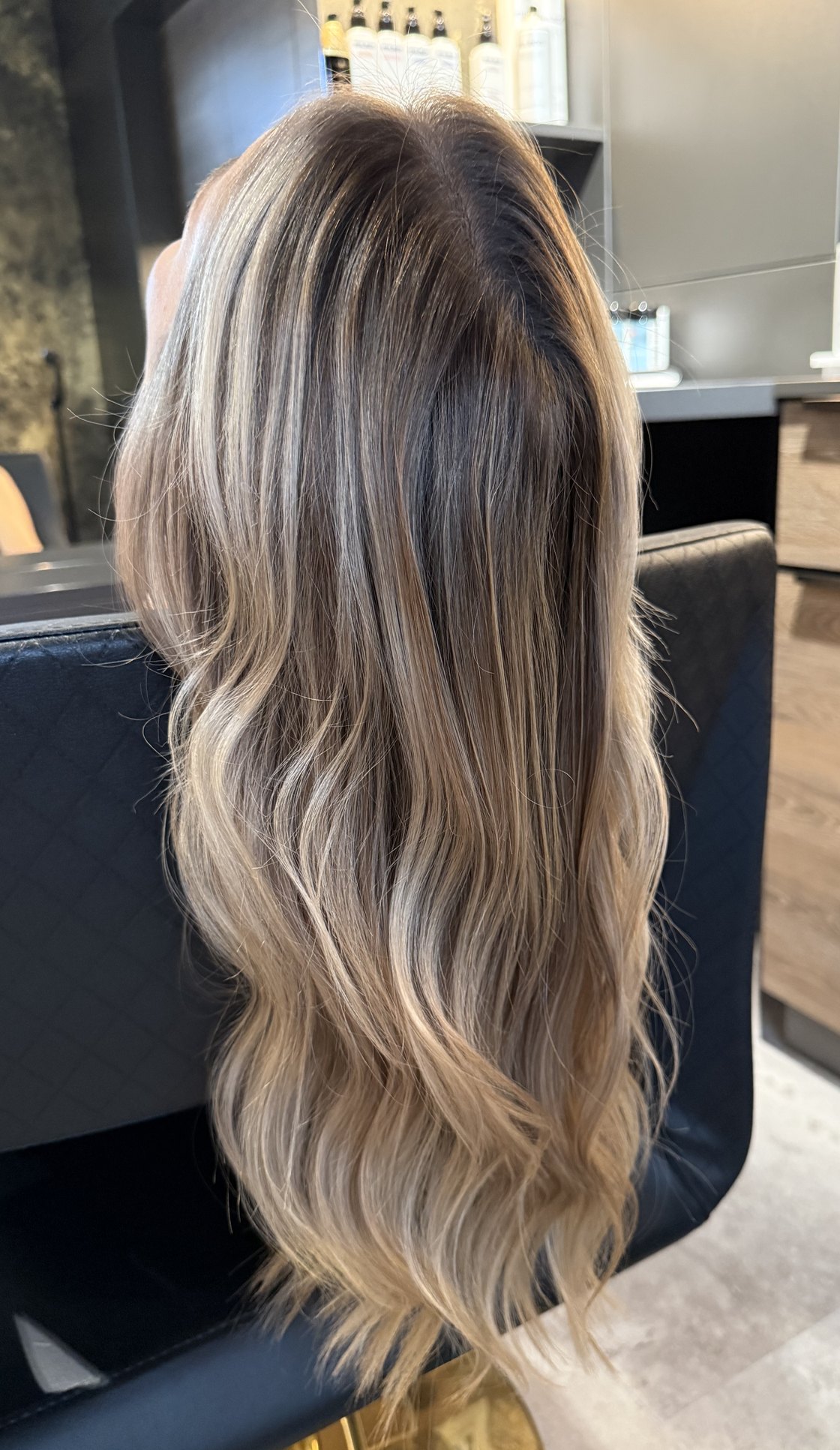 Langes, dimensionales Blond-Balayage mit weichem Wellenverlauf – Arbeit von Christoph Nussbaumer