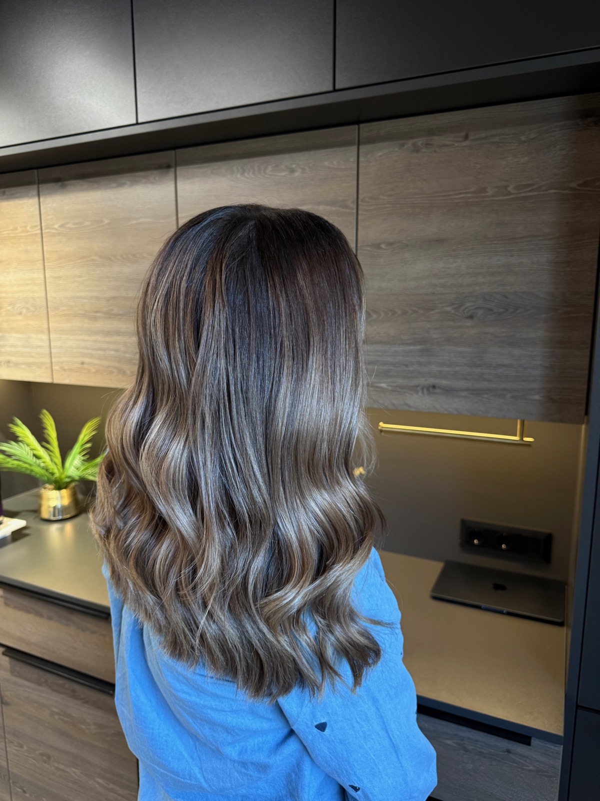 Dimensionale Balayage – brünette Basis mit kühlen Blond-Reflexen, Arbeit von Christoph Nussbaumer