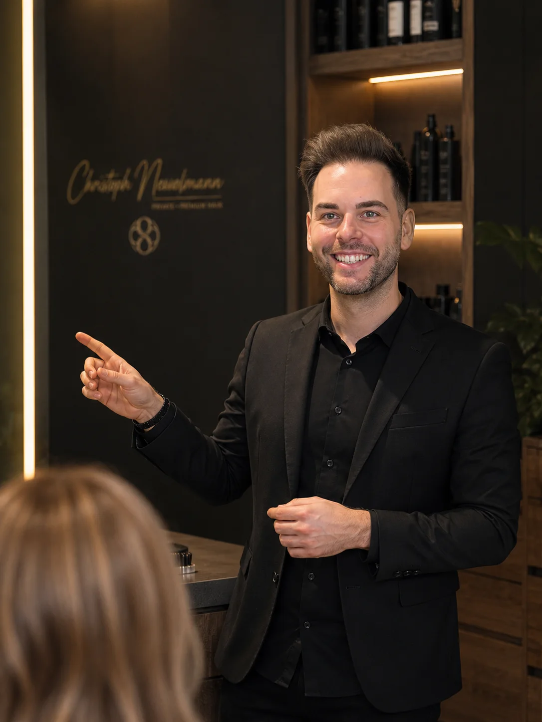 Christoph Nussbaumer, Meisterfriseur, Diplom-Colorist und Trainer im Balayage Seminar in St. Pölten (KI-generiertes Bild)