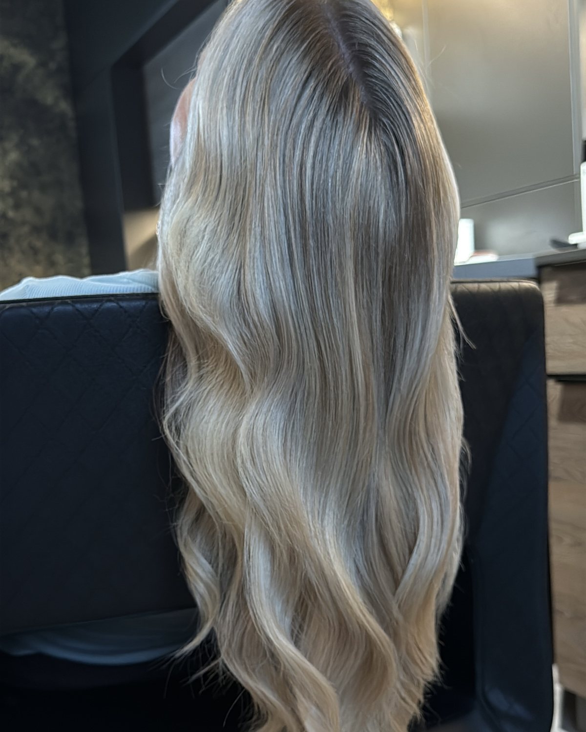 Helles, dimensionales Blond-Balayage mit weichen Wellen – Arbeit von Christoph Nussbaumer